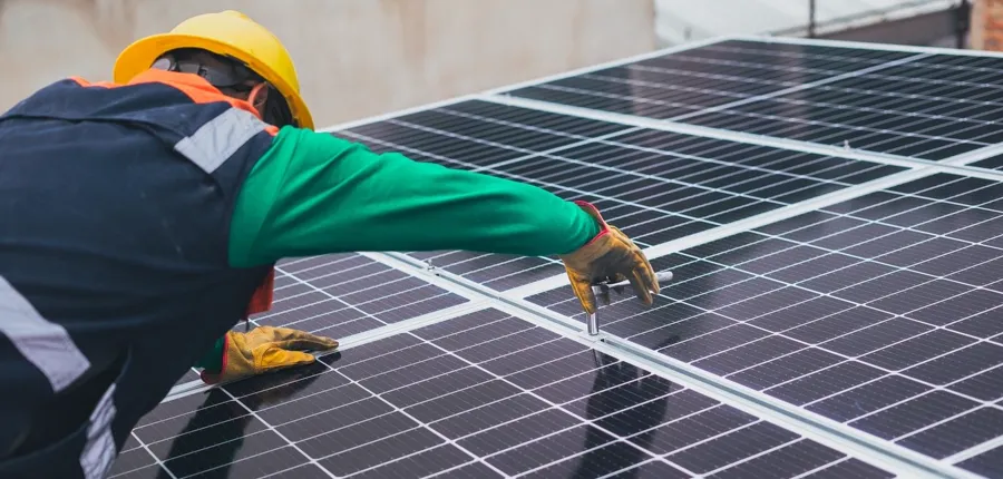 Inženjer prati očitavanja solarnih panela na tabletu